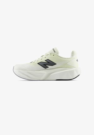 Lyse beige sportsko med tyk hvid sål, sort striped New Balance logo på siden og snørelukning.