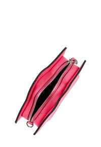 Portafoglio rettangolare rosa con zip e bordo nero, dotato di due compartimenti, superficie testurizzata e hardware della zip in tonalità argentata.