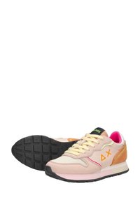 Scarpe sportive in tessuto rosa con tacco in suede beige, lacci gialli e accenti neon a contrasto. Suola nera in gomma con un motivo di grip testurizzato.