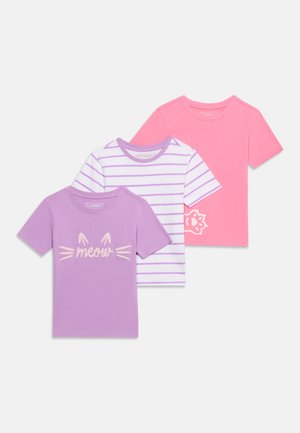 Trois t-shirts pour enfants à manches courtes en rose, blanc avec des rayures violettes et violet avec un motif de visage de chat « miaou ».