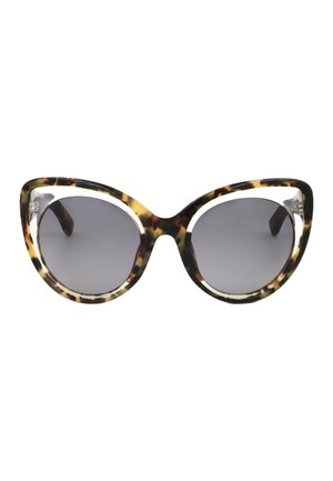 Occhiali da sole cat-eye con montatura effetto tartaruga e lenti scure su sfondo bianco.