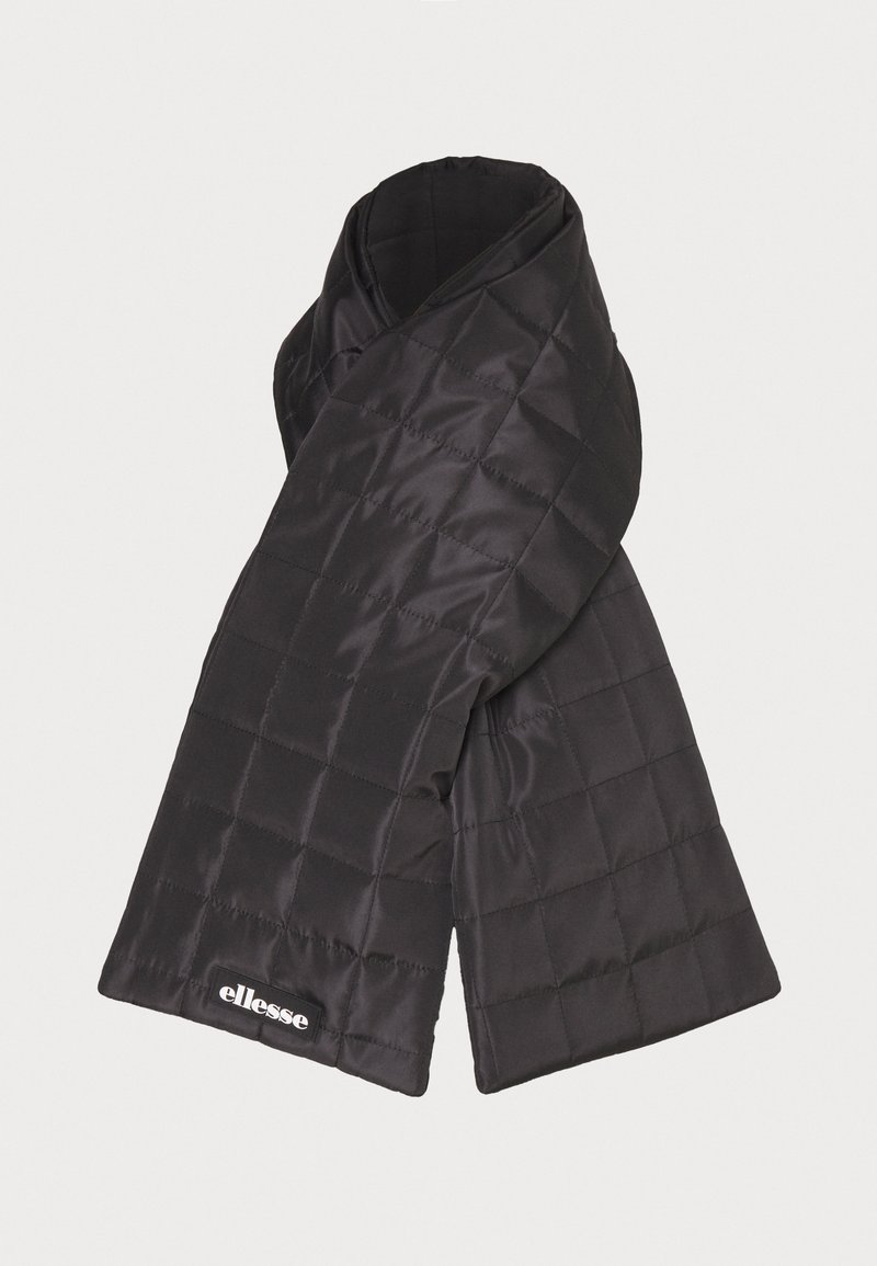 Sort quiltet tørklæde lavet af glat, skinnende materiale. Har en rektangulær form og et logo-patch i den ene ende. Letvægts og varmt design.