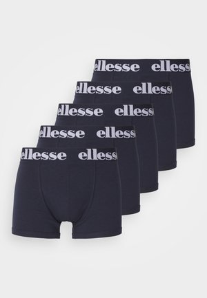 Sötétkék pamut boxer alsónadrág fehér "ellesse" logóval az elasztikus derékpánton, amely illeszkedő kivitelű és sima textúrájú. Öt darab látható.