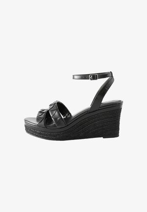 Crne wedge sandale imaju pletenu rope potplat, glatku kožnu završnicu i široke nabirane trake, s podesivim remenom oko gležnja.