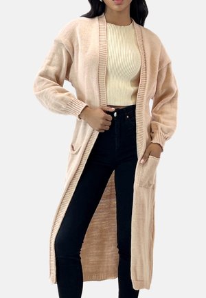 Lang cardigan med åben front i lyserødt strikket stof med ribstrikkede ærmegab, to forlommer og en afslappet pasform.