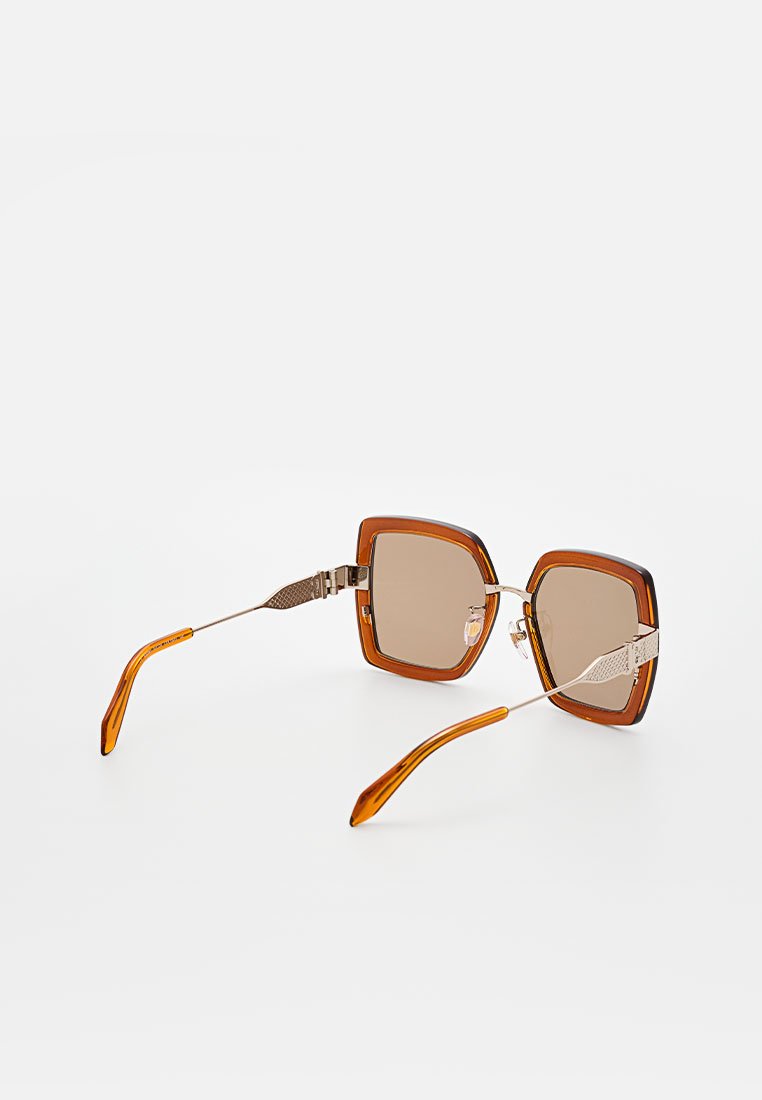 Lunettes de soleil carrées avec des verres teintés bruns, des montures en acétate orange et des accents en métal argenté sur les branches et les charnières.