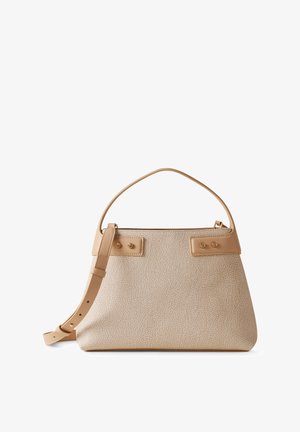Borsa a mano in pelle beige con finitura texturizzata, forma curvata, manico superiore, tracolla regolabile e due bottoni sul davanti.