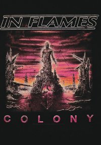 Czarna koszulka z grafiką wysokiej postaci pośród postrzępionych struktur, na tle różowo-pomarańczowego zachodu słońca, oraz napisem "IN FLAMES COLONY."