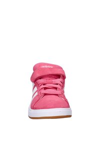 Roze suède sneaker met witte strepen, een klittenbandsluiting en een veterbestand aan de voorkant. Rubberzool met een textuur voor extra grip. Eenvoudig, modern ontwerp.