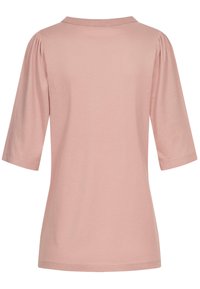 T-shirt rose clair à manches courtes avec col rond, présentant une texture douce et lisse et un détail froncé aux coutures des épaules.