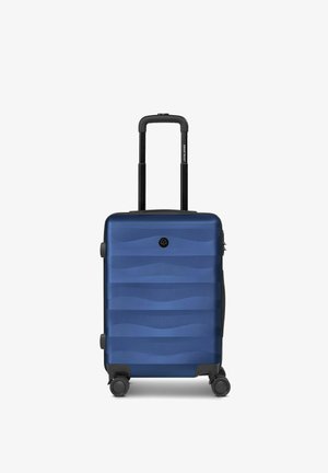 Maleta rígida azul con patrón de olas, cuatro ruedas y mango telescópico negro extendido.