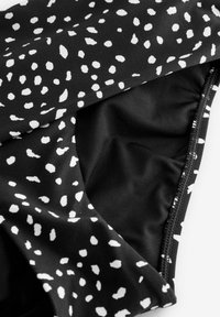 Unselected, black cream spot