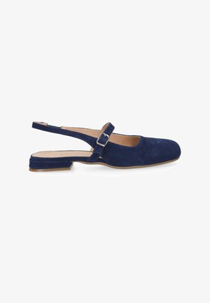 Chaussure plate slingback en daim bleu marine avec sangle à boucle carrée et petit talon bloc sur fond blanc.