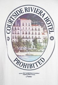 Vintage ξενοδοχείο Riviera στην παραλία με φοίνικες μέσα σε οβάλ πλαίσιο, κείμενο "Courtside Riviera Hotel Prohibited" σε λευκό φόντο.