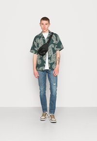 Redefined Rebel RONNIE SHIRT BOXY FIT - Camisa - green gables