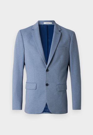 Lyseblå herreblazer med to knapper, notchede revers, klaplommer og en mørkeblå indvendig foring, vist på en hvid baggrund.