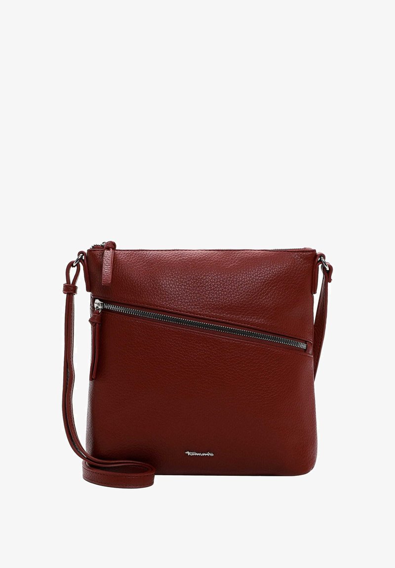 Rote Leder-Umhängetasche mit strukturiertem Finish, verstellbarem Riemen, vorderer Reißverschlusstasche und Metallhardware. Kompakte quadratische Form.