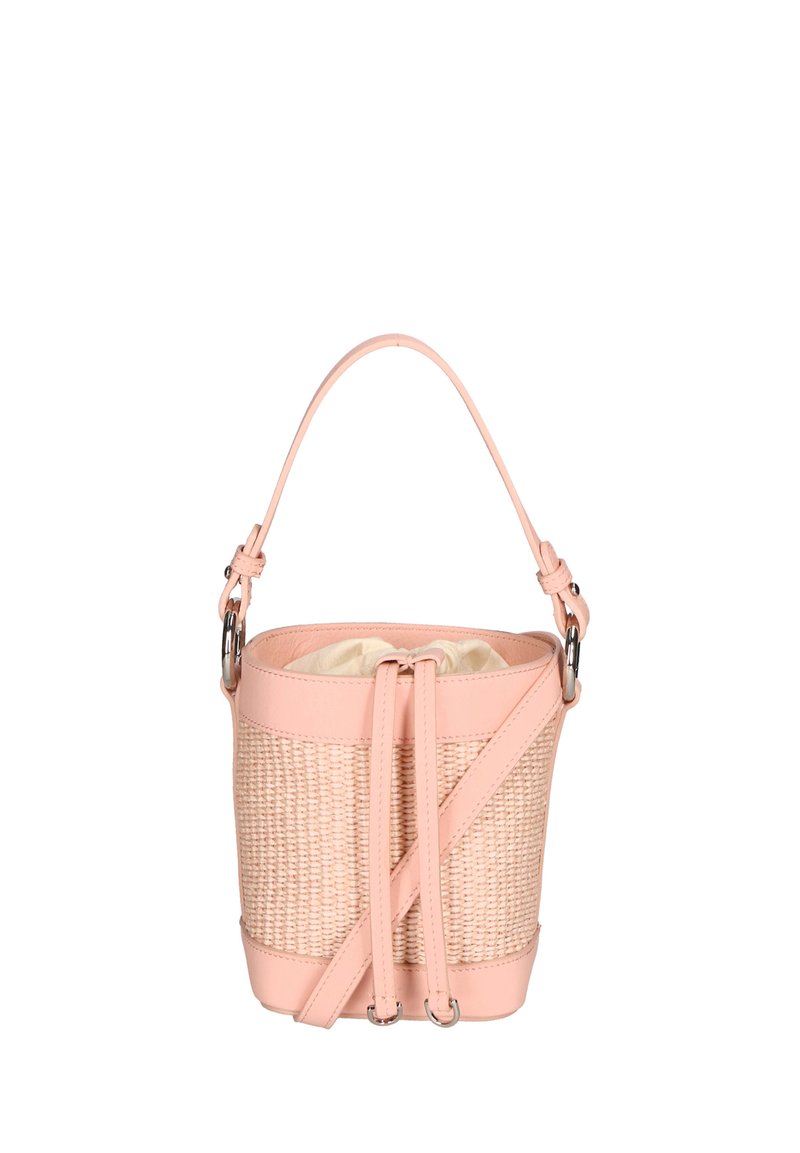 Borsa a secchiello in paglia intrecciata con parte superiore in pelle rosa chiaro e tracolla regolabile, dotata di chiusura a cordoncino e morbida fodera interna.