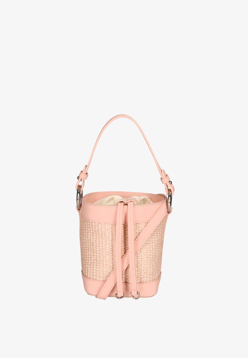 Borsa a secchiello in paglia intrecciata con parte superiore in pelle rosa chiaro e tracolla regolabile, dotata di chiusura a cordoncino e morbida fodera interna.