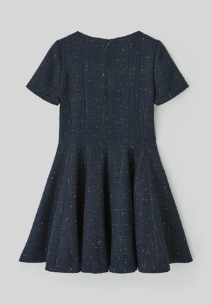 Robe droite bleu marine en tissu texturé avec des éclats dorés, dotée de manches courtes et d'une fermeture éclair dissimulée à l'arrière.