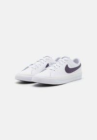 Nike Sportswear COURT LEGACY - Sporta apavi - white/dark raisin/football grey
