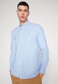 Tommy Hilfiger FLEX DOBBY - Button down-skjorte - cloudy blue