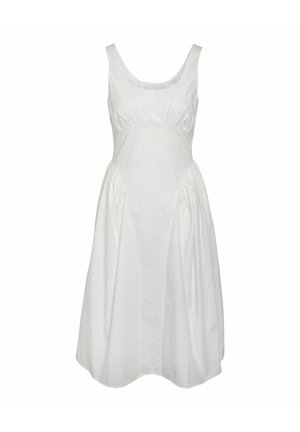 Biała sukienka midi bez rękawów z szerokim okrągłym dekoltem, dopasowanym gorsetem i marszczonymi panelami spódnicy tworzącymi miękką objętość.