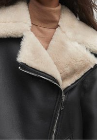 Mango Giacca in similpelle - black