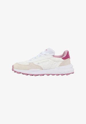 Le sneakers Lacoste presentano una combinazione di colori bianco e rosa, con una tomaia in suede testurizzato e una suola bianca spessa, completata da una suola esterna rosa.