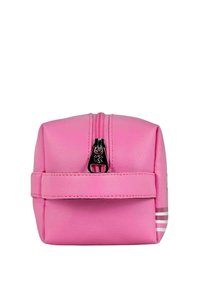 Bolso de cuero sintético rosa con cierre de cremallera, que presenta rayas horizontales y un tirador de cremallera plateado. Diseño rectangular compacto.