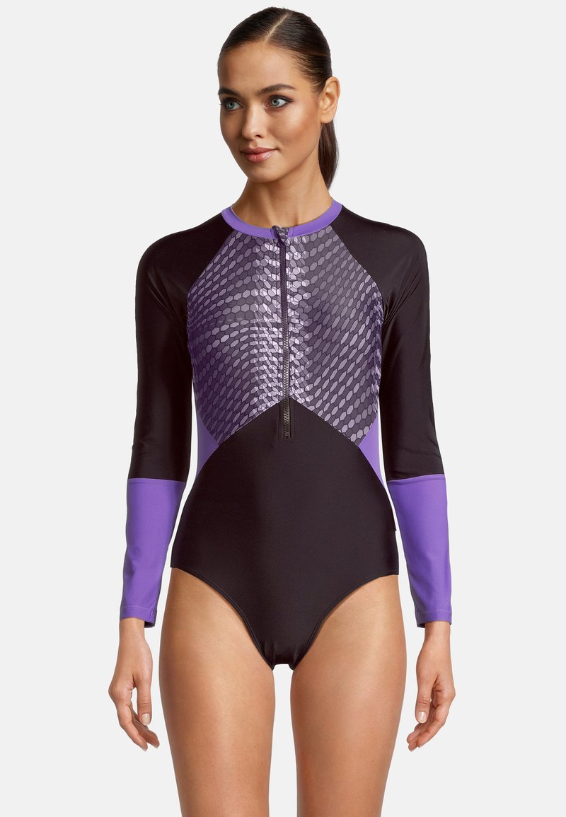Maillot de bain à manches longues en noir et violet. Présente un zip sur le devant et un tissu texturé, à motifs sur la poitrine avec une finition lisse.