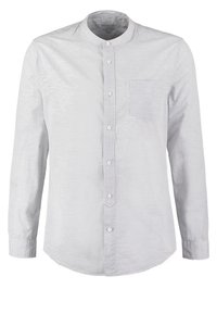Camisa de manga larga de color gris claro con cuello de banda, cierre frontal de botones, textura sutil y un bolsillo en el pecho.