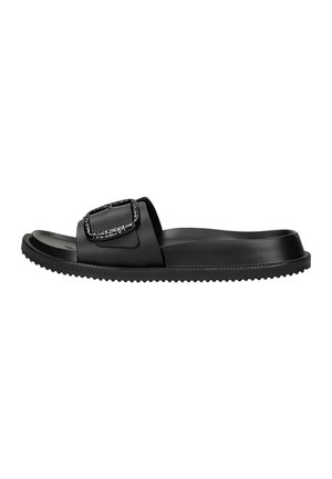 Schwarze Slide-Sandale mit profilierter Sohle und breitem Riemen mit großer dekorativer Schnalle oben.