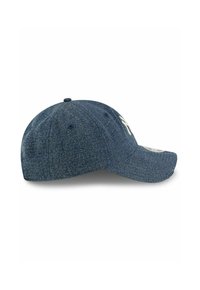 Denim-Baseballcap mit gebogenem Schirm, blauer Textur, sechs Belüftungsösen und weißem gesticktem Logo auf der Vorderseite.