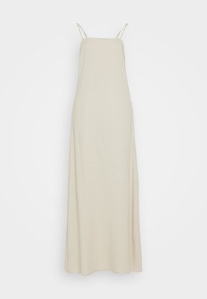 Robe longue beige sans manches avec fines bretelles spaghetti et un décolleté droit, présentée sur un fond blanc uni.