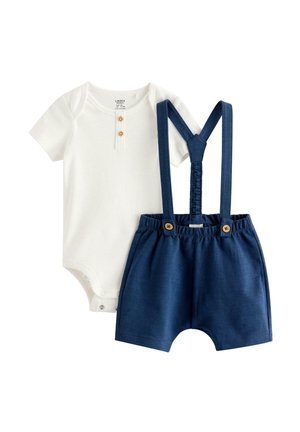 Hvid kortærmet babybody med to knapper foran, kombineret med marineblå shorts med påsyede seler og detaljer i træknapper.