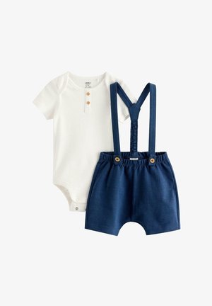 Body bianco per neonati con maniche corte e due bottoni frontali abbinato a pantaloncini blu navy con bretelle attaccate e dettagli con bottoni in legno.