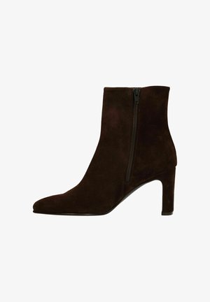 Braune Wildleder-Stiefelette mit spitzer Zehe und seitlichem Reißverschluss. Sie hat einen schlanken, hohen Absatz und eine glatte Textur.