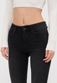 ONLY Tall ONLANN MID  - Flared-farkut - washed black