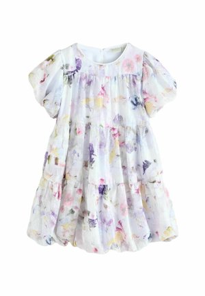 Robe blanche à volants avec des manches courtes bouffantes. Présente un motif floral en rose, violet et jaune. Fabriquée en tissu léger.