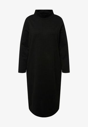 Czarna, średniej długości sukienka z teksturowanej tkaniny, z wysokim kołnierzem i długimi rękawami, o zaokrąglonym dołem. Brak widocznych wzorów lub akcentów.