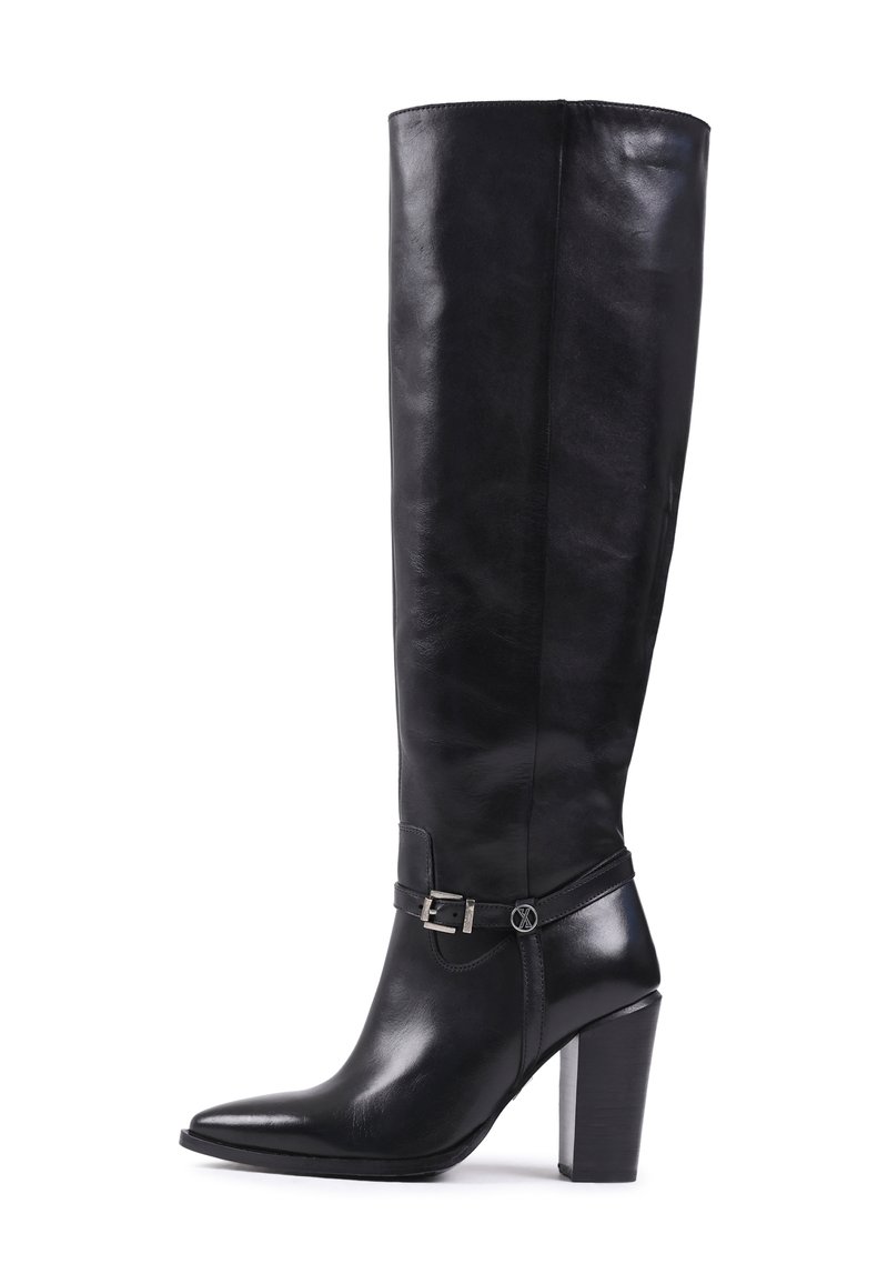 Schwarze knöchelhohe Lederstiefel mit einer spitzen Zehe, Blockabsatz und dekorativem Riemen mit Schnallen-Detail. Glatte Textur mit minimalen Akzenten.