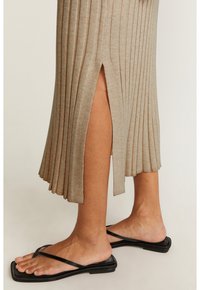 STOCKH LM Studio - Sukienka dzianinowa