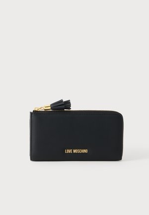 Sort rektangulært pung med lynlås, gyldent kvasttræk og gyldent "Love Moschino"-logo foran mod hvid baggrund.