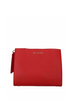 Pochette rectangulaire Valentino rouge avec logo doré, texture lisse, et fermeture éclair latérale.