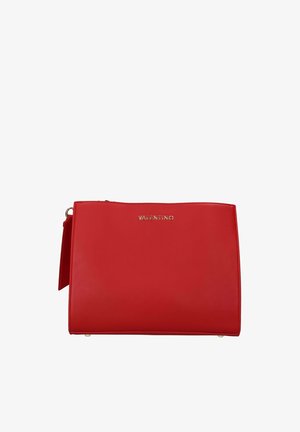 Pochette rettangolare rossa Valentino con logo dorato, texture liscia e chiusura laterale con cerniera.