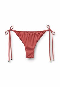Röd bikiniunderdel med snöre på sidan, med en låg midja och slät, blankt tyg. Accenter inklusive fyrkantiga metalltips på banden.