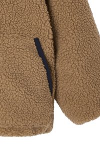 Brauner Fleece-Mantel mit strukturierter Oberfläche und einer marineblauen Tasche. Das Design zeichnet sich durch eine lockere Passform, ausgeprägte Nähte und eine weiche Textur aus.