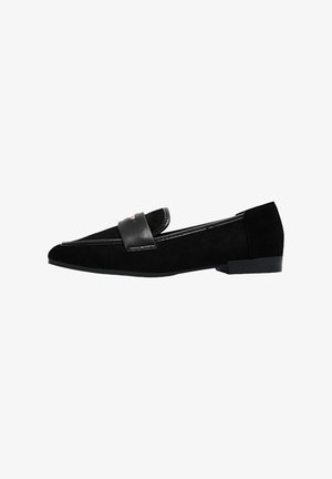 Mocassins noirs en daim avec une bande en cuir sur le dessus. Dotés d'un talon bas et d'un design élégant et pointu.