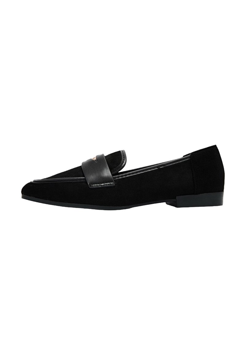 Mocassins noirs en daim avec une bande en cuir sur le dessus. Dotés d'un talon bas et d'un design élégant et pointu.
